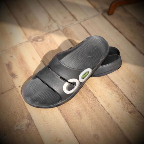 Adult Unisex Oofos OOLALA Matte Black Recovery Sandals Size W 11 M 9 - Picture 1 of 7